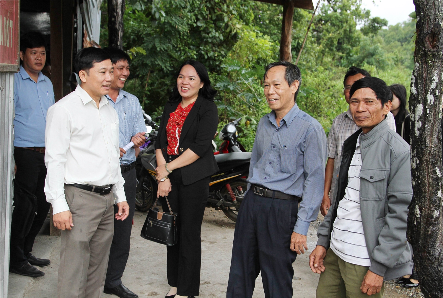 Ông Bạch Văn Dương, Phó Trưởng Ban Dân tộc tỉnh Ninh Thuận (áo trắng bìa trái) cùng các thành viên Đoàn giám sát trao đổi với hộ dân tại chốt bảo vệ rừng thôn Gia Rót, xã Ma Nới, huyện Ninh Sơn. Ông Bạch Văn Dương, Phó Trưởng Ban Dân tộc tỉnh Ninh Thuận (áo trắng bìa trái) cùng các thành viên Đoàn giám sát trao đổi với hộ dân tại chốt bảo vệ rừng thôn Gia Rót, xã Ma Nới, huyện Ninh Sơn.