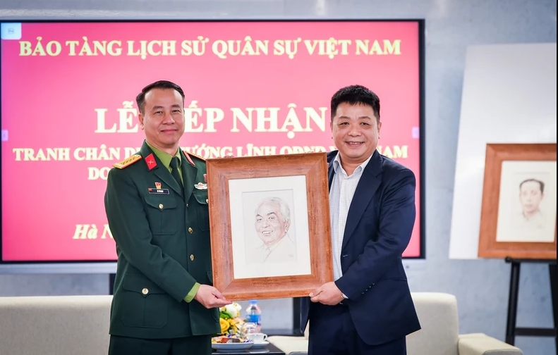 bao nhan dan trao tang bo tranh cac vi tuong tai danh cho bao tang lich su quan su viet nam hinh 1
