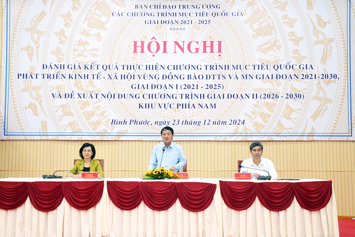 Bộ trưởng, Chủ nhiệm Ủy ban Dân tộc Hầu A Lềnh; Phó Chủ nhiệm Ủy ban Dân tộc Y Vinh Tơr; Phó Chủ tịch UBND tỉnh Bình Phước Trần Tuyết Minh đồng chủ trì Hội nghị Bộ trưởng, Chủ nhiệm Ủy ban Dân tộc Hầu A Lềnh; Phó Chủ nhiệm Ủy ban Dân tộc Y Vinh Tơr; Phó Chủ tịch UBND tỉnh Bình Phước Trần Tuyết Minh đồng chủ trì Hội nghị