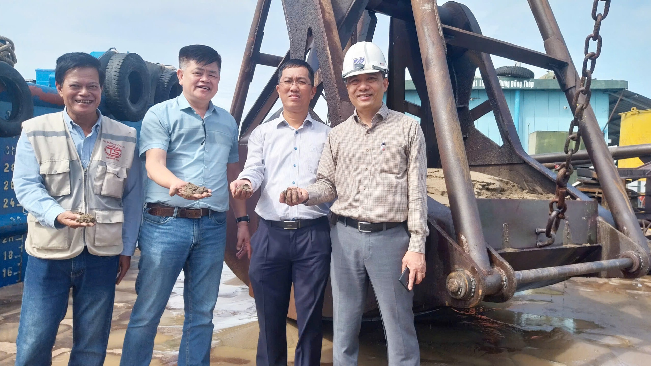 Bắt đầu khai thác mỏ cát phục vụ thi công tuyến Cao Lãnh - Lộ Tẻ- Ảnh 1. Bắt đầu khai thác mỏ cát phục vụ thi công tuyến Cao Lãnh - Lộ Tẻ- Ảnh 1.