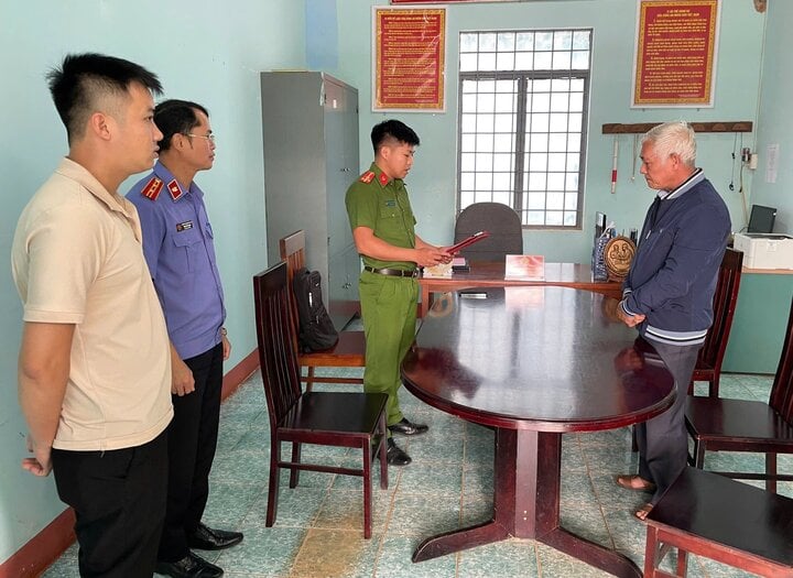 Công an huyện Mang Yang tiến hành lệnh bắt tạm giam đối tượng Trương Quang Hưng. (Ảnh: Công an huyện Mang Yang)