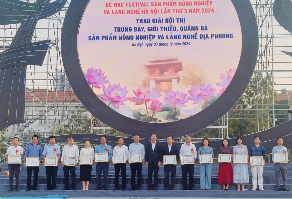 Giám đốc Sở NN&PTNT Hà Nội Nguyễn Xuân Đại trao thưởng cho cá nhân, tập thể. Ảnh: Ánh Ngọc