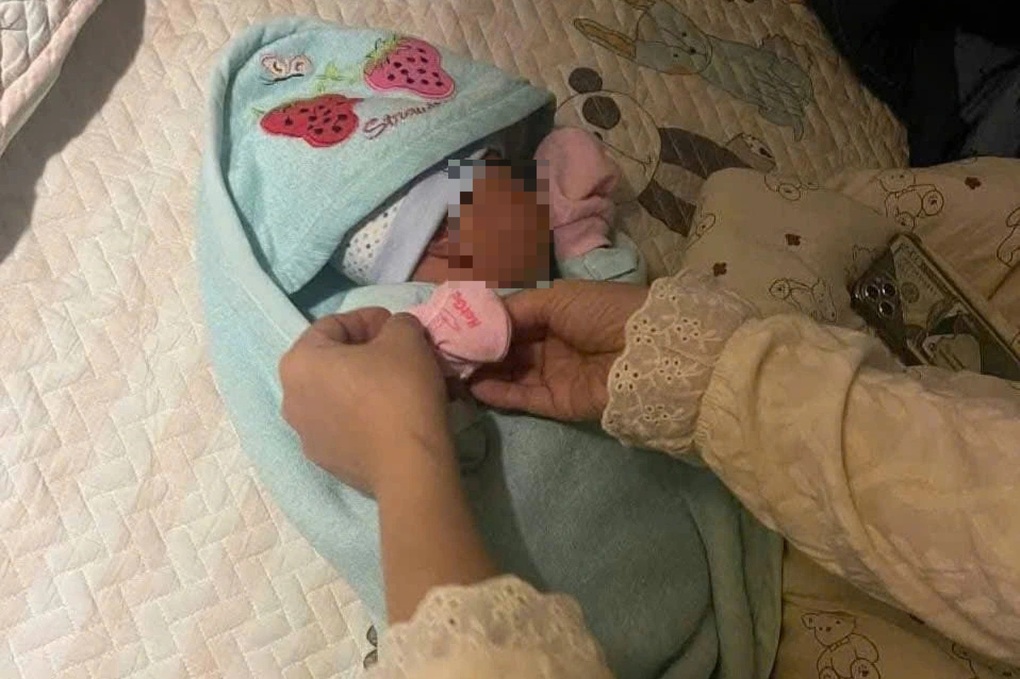 Bé trai sơ sinh bị bỏ rơi trong đêm lạnh - 1 Bé trai sơ sinh bị bỏ rơi trong đêm lạnh - 1