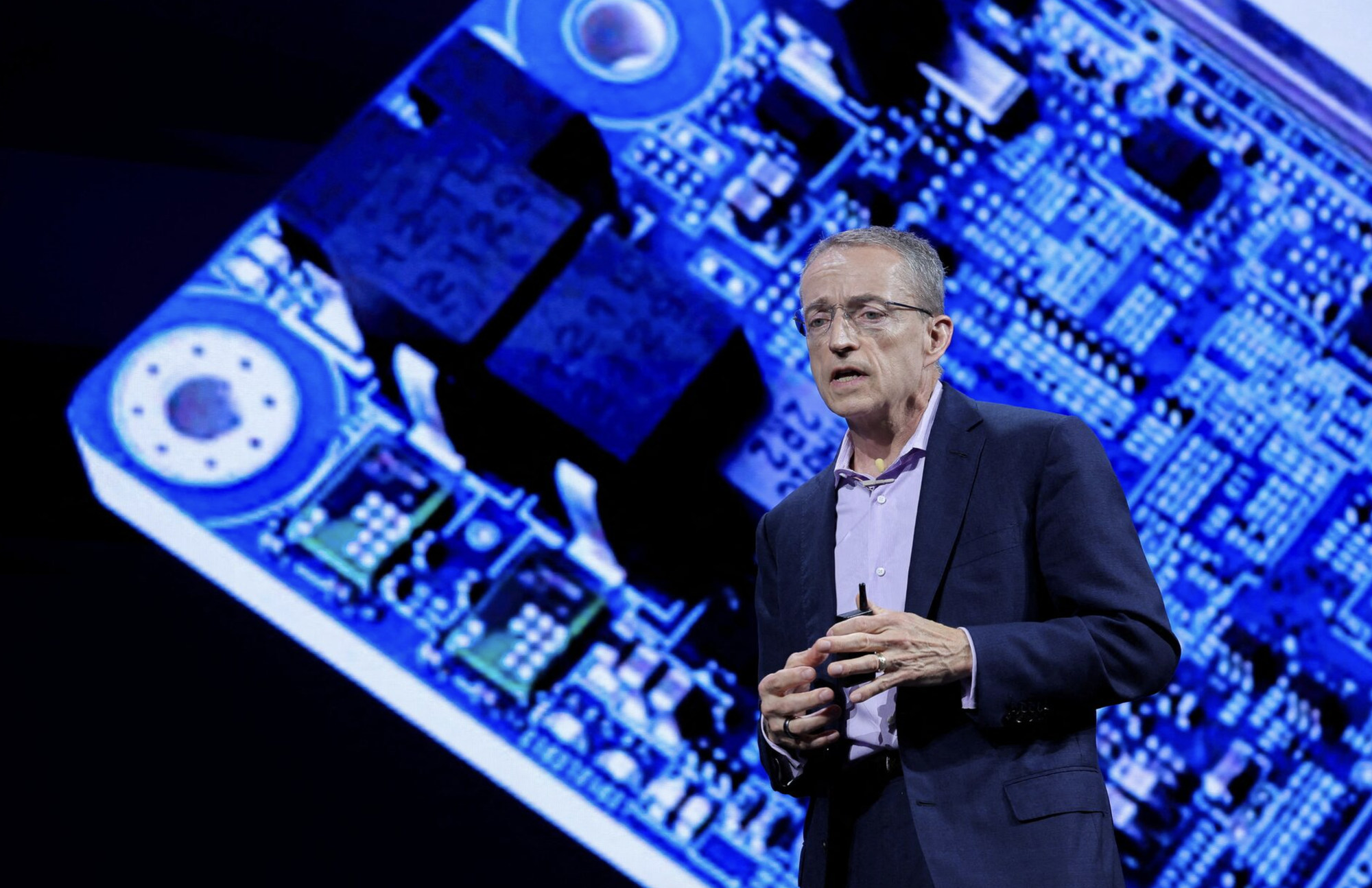 Bị tụt hậu xa trong ngành, Intel 'trảm' tướng - Ảnh 1.