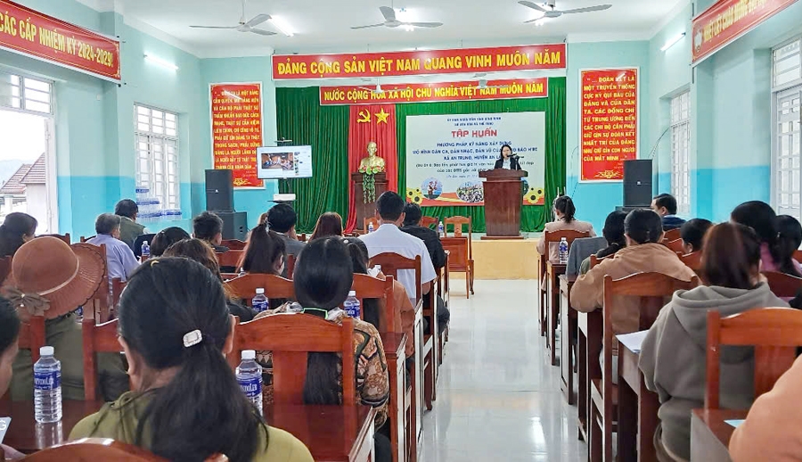 Sở Văn hóa phối hợp với Ban Dân tộc và UBND huyện An Lão tổ chức tập huấn dân ca, dân vũ cho người dân. Sở Văn hóa phối hợp với Ban Dân tộc và UBND huyện An Lão tổ chức tập huấn dân ca, dân vũ cho người dân.