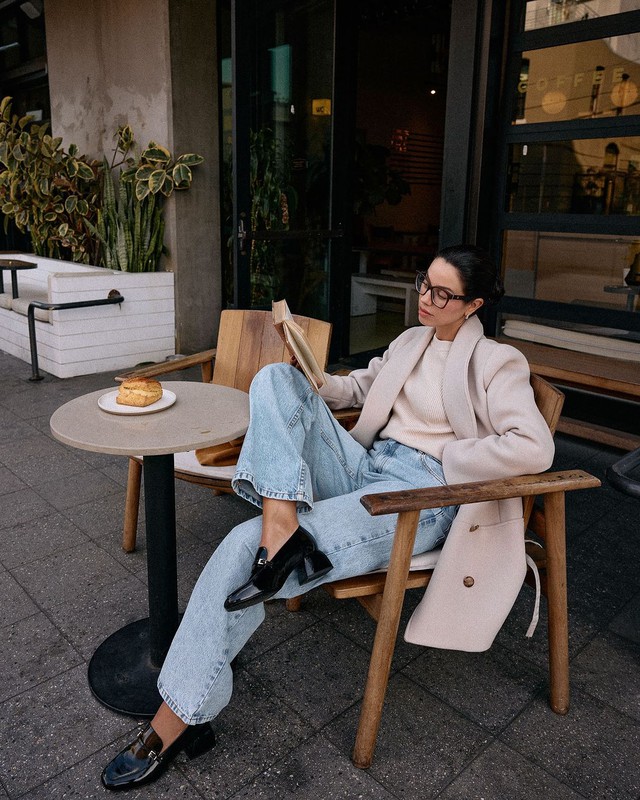 Blazer, chiếc áo khoác đang 'chiếm sóng' mùa đông, đẹp nhất khi mặc cùng quần jeans xanh- Ảnh 1. Blazer, chiếc áo khoác đang 'chiếm sóng' mùa đông, đẹp nhất khi mặc cùng quần jeans xanh- Ảnh 1.