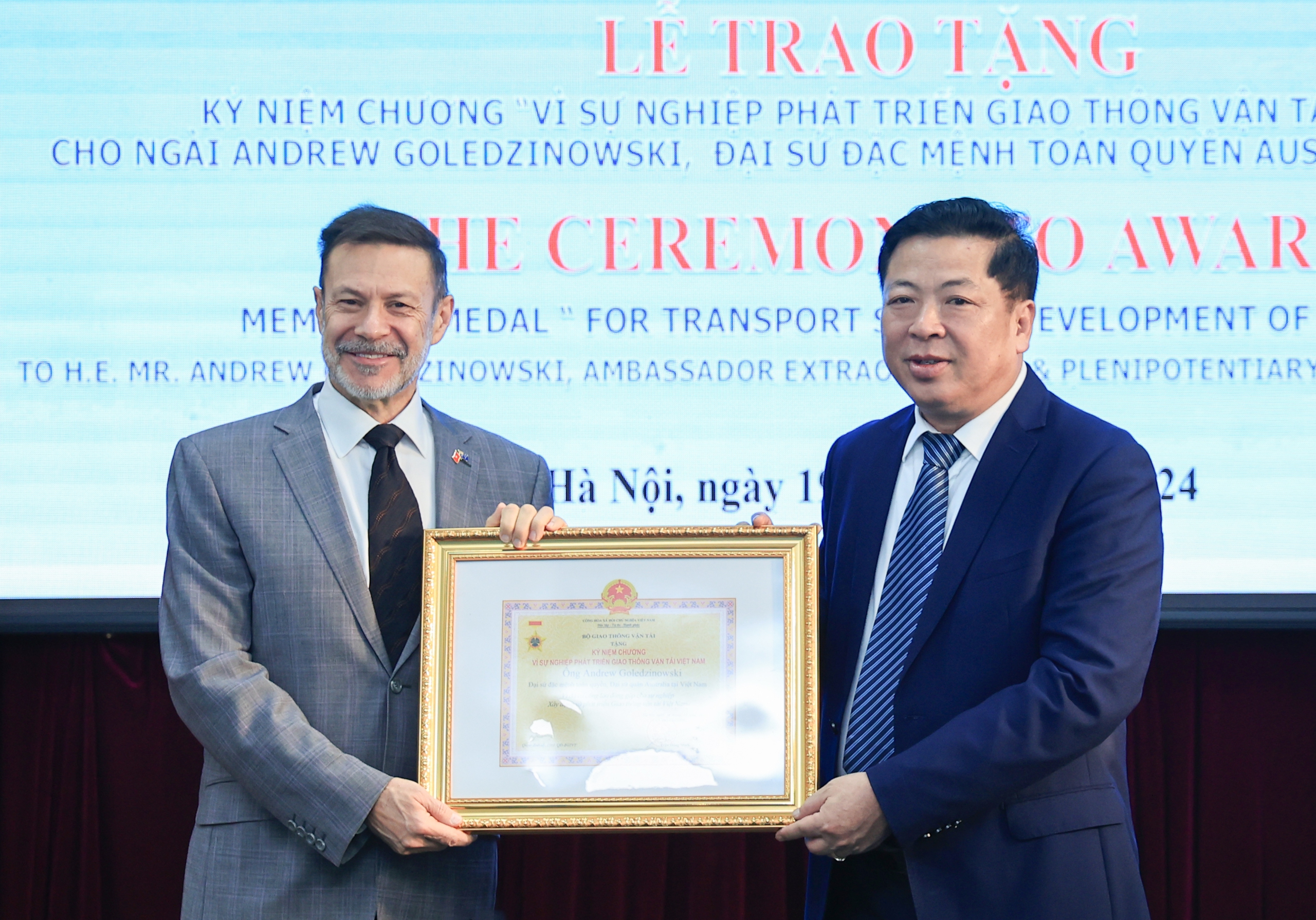 Bộ GTVT tặng Kỷ niệm chương cho Đại sứ Australia tại Việt Nam- Ảnh 1. Bộ GTVT tặng Kỷ niệm chương cho Đại sứ Australia tại Việt Nam- Ảnh 1.