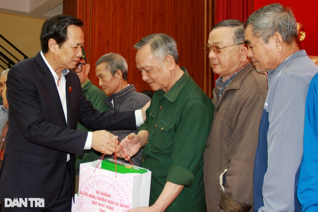 Bộ trưởng Đào Ngọc Dung tặng quà người có công, hộ nghèo ở Thanh Hóa - 1 Bộ trưởng Đào Ngọc Dung tặng quà người có công, hộ nghèo ở Thanh Hóa - 1
