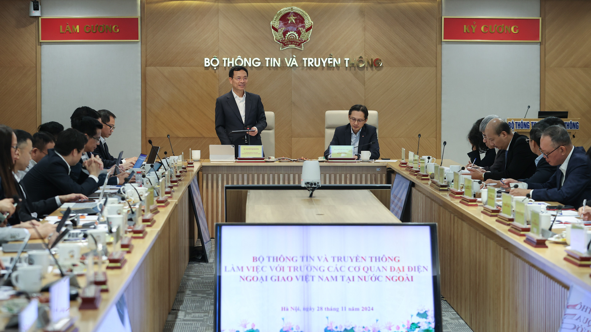Bộ trưởng Nguyễn Mạnh Hùng làm việc với trưởng các cơ quan đại diện Việt Nam ở nước ngoài nhiệm kỳ 2025-2028 - Ảnh 1.