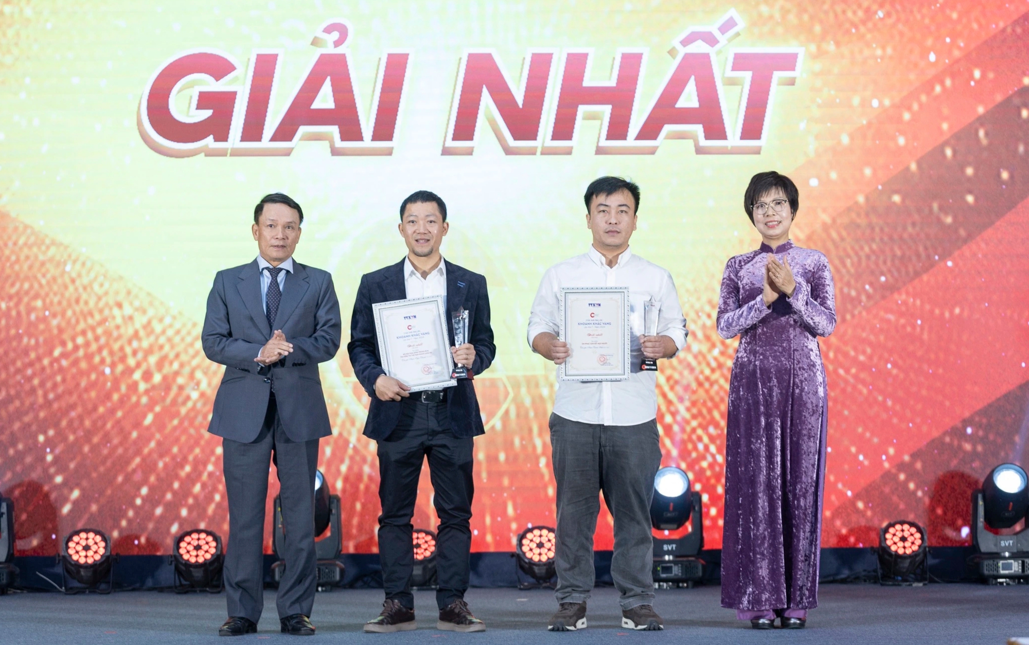 Bức ảnh Tổng Bí thư giao lưu với nghệ sĩ saxophone huyền thoại đoạt giải 'Khoảnh khắc vàng' - Ảnh 1. Bức ảnh Tổng Bí thư giao lưu với nghệ sĩ saxophone huyền thoại đoạt giải 'Khoảnh khắc vàng' - Ảnh 1.