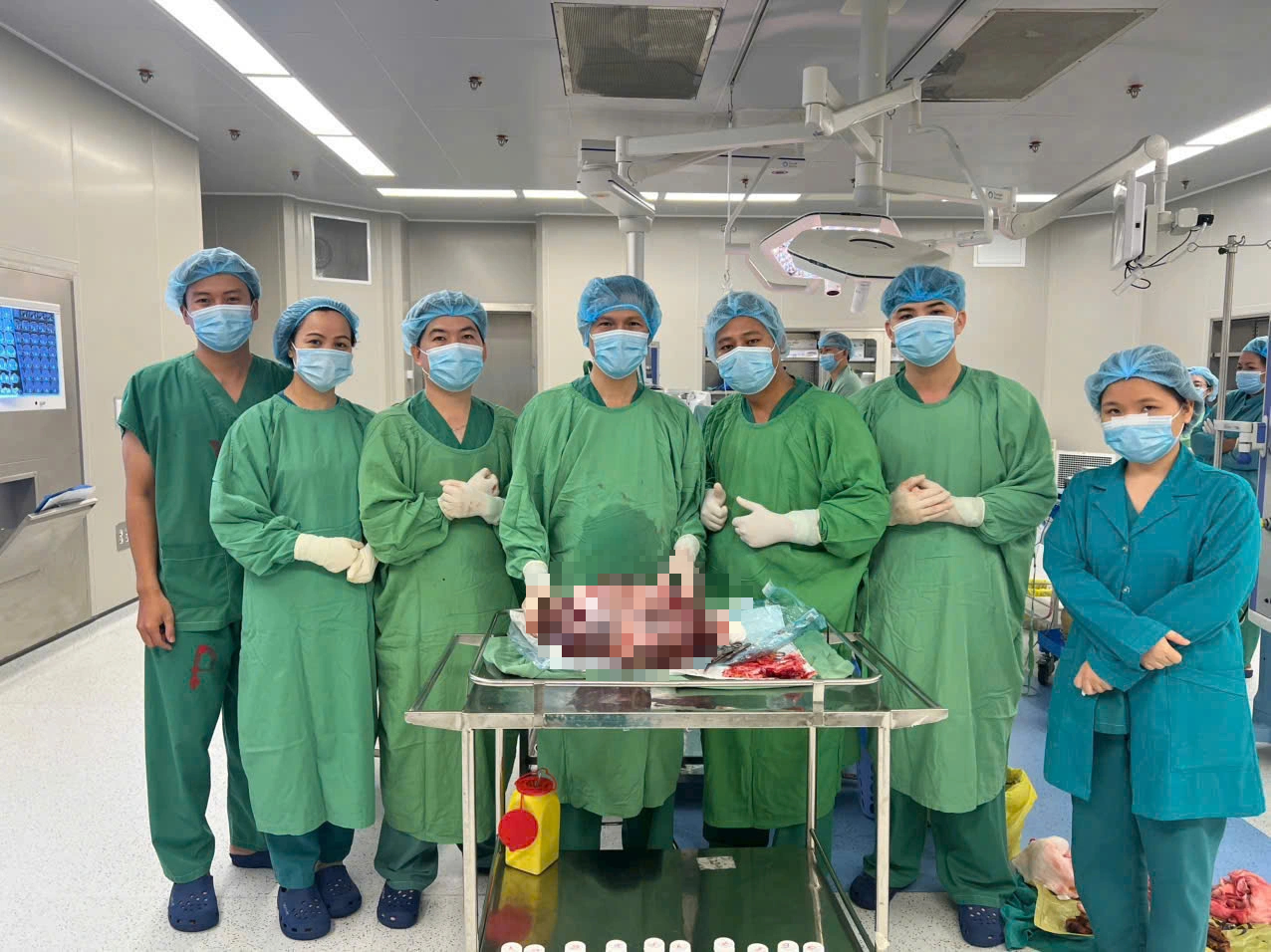 Bụng to bất thường, khó thở, đi khám phát hiện khối u buồng trứng nặng 15 kg- Ảnh 1. Bụng to bất thường, khó thở, đi khám phát hiện khối u buồng trứng nặng 15 kg- Ảnh 1.