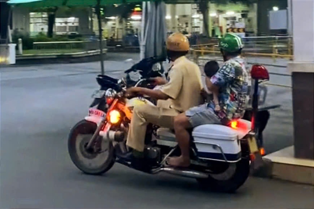 CSGT TPHCM chở cháu bé đang co giật vào bệnh viện cấp cứu kịp thời - 1 CSGT TPHCM chở cháu bé đang co giật vào bệnh viện cấp cứu kịp thời - 1