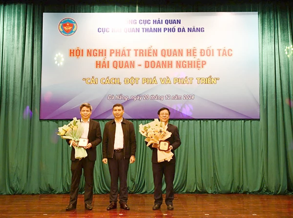 Ông Lê Quảng Đức – Phó Tổng Giám đốc Cảng Đà Nẵng (ngoài cùng, bên phải) thay mặt Lãnh đạo Cảng Đà Nẵng nhận hoa và kỷ niệm chương của Tổng cục Hải quan. Ông Lê Quảng Đức – Phó Tổng Giám đốc Cảng Đà Nẵng (ngoài cùng, bên phải) thay mặt Lãnh đạo Cảng Đà Nẵng nhận hoa và kỷ niệm chương của Tổng cục Hải quan.