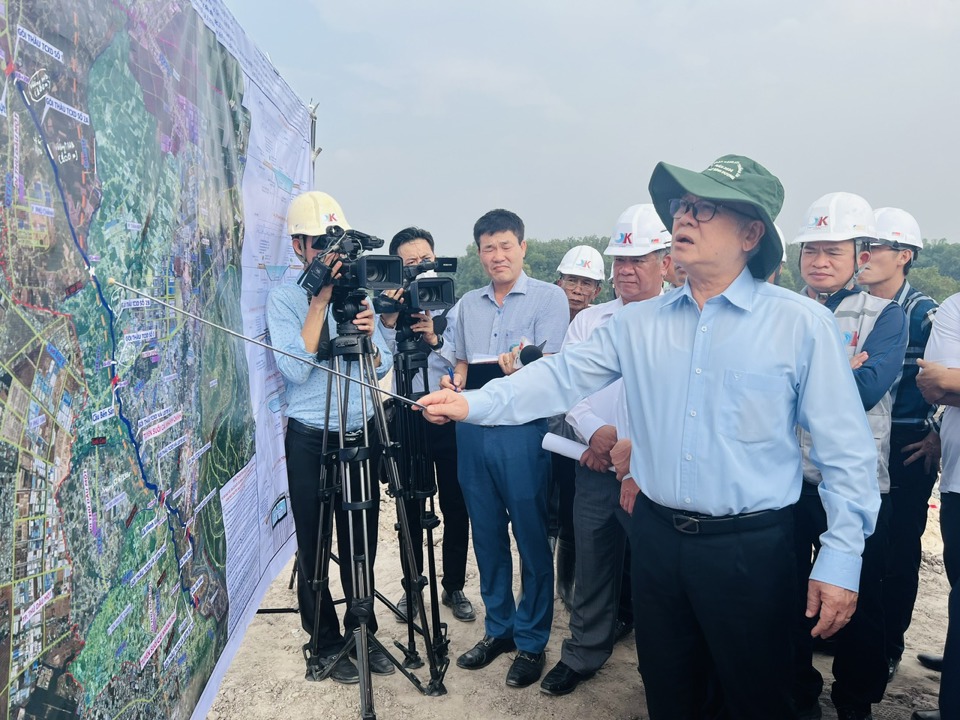 Bí thư Tỉnh ủy Nguyễn Văn Lợi khảo sát tiến độ dự án cao tốc TP Hồ Chí Minh - Thủ Dầu Một - Chơn Thành, ngày 27/12.