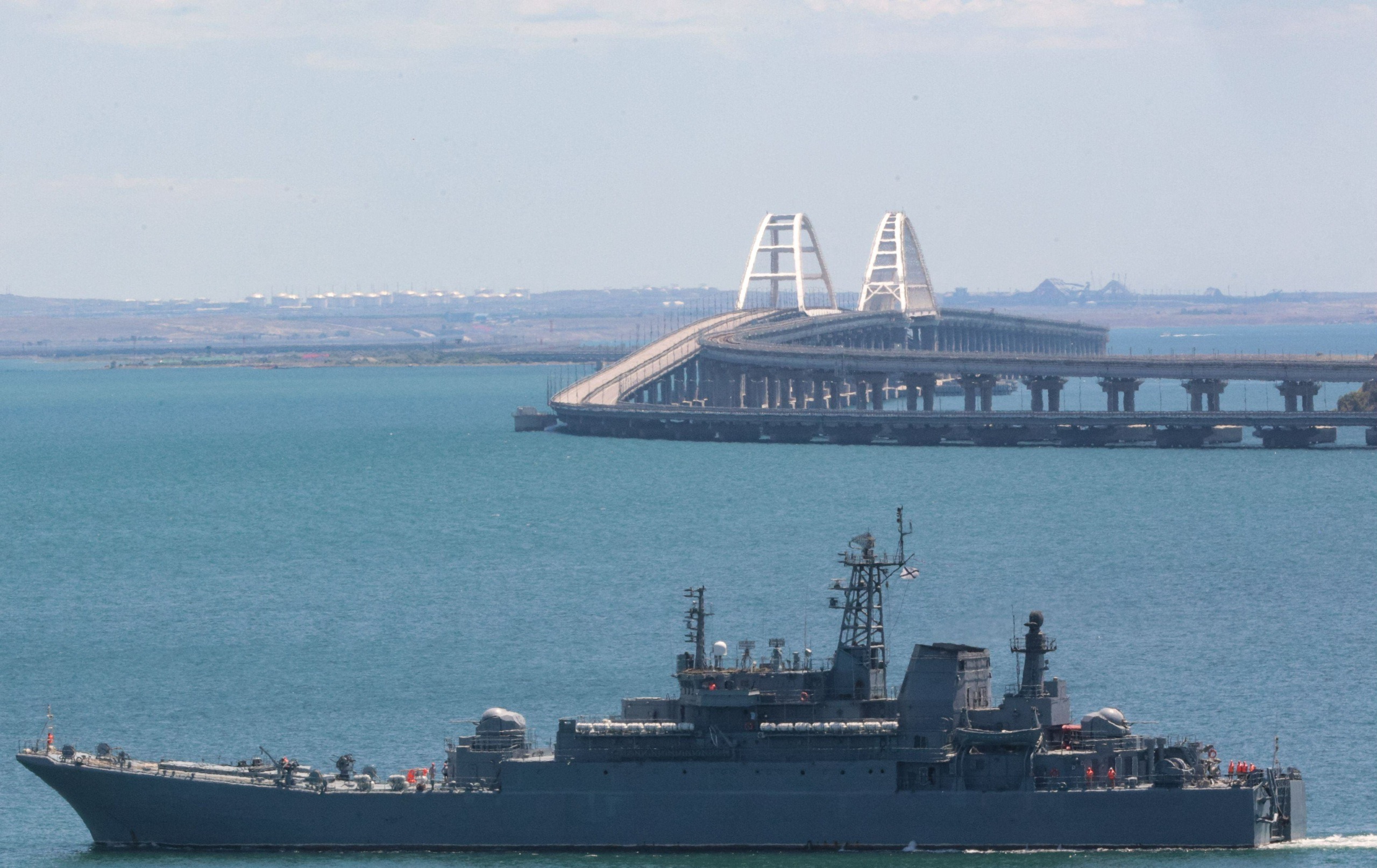 Chiến sự Ukraine ngày 1.017: Cầu Crimea bị tấn công, Nga sẽ chuyển tên lửa Oreshnik cho Belarus- Ảnh 1. Chiến sự Ukraine ngày 1.017: Cầu Crimea bị tấn công, Nga sẽ chuyển tên lửa Oreshnik cho Belarus- Ảnh 1.