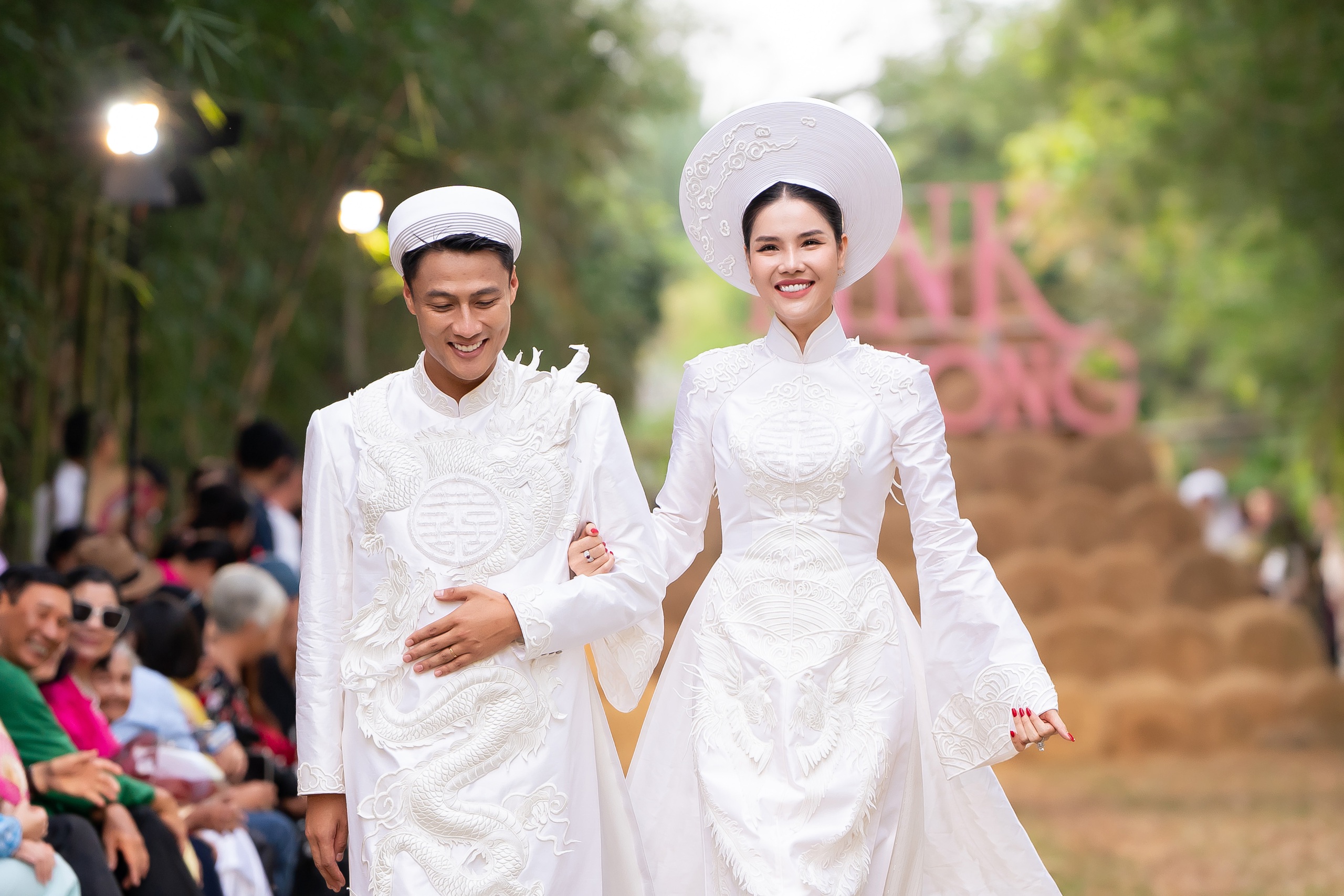 Cầu thủ Mạc Hồng Quân cùng vợ diễn áo cưới bên cồn- Ảnh 1. Cầu thủ Mạc Hồng Quân cùng vợ diễn áo cưới bên cồn- Ảnh 1.