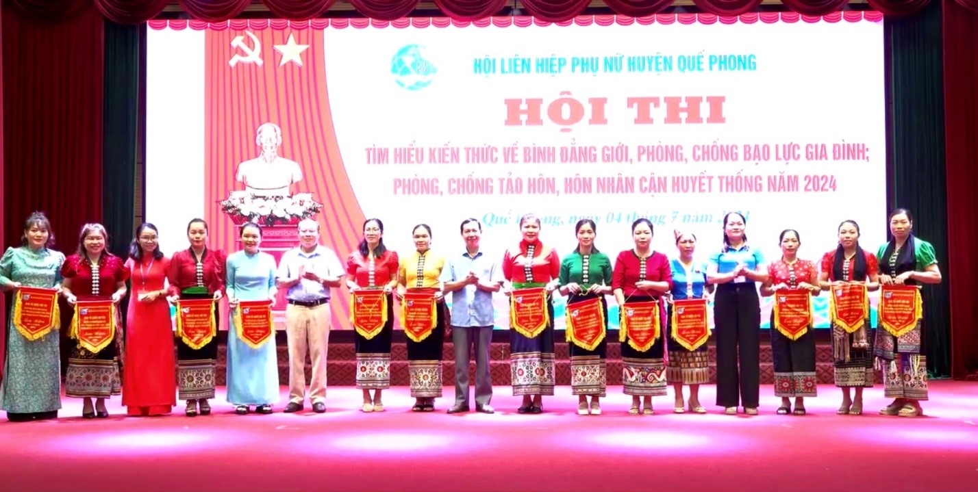 Hội LHPN huyện Quế phong tổ chức hội thi Tìm hiểu kiến thức về bình đẳng giới, phòng, chống bạo lực gia đình Phòng, chống tảo hôn, hôn nhân cân huyết thống. Hội LHPN huyện Quế phong tổ chức hội thi Tìm hiểu kiến thức về bình đẳng giới, phòng, chống bạo lực gia đình Phòng, chống tảo hôn, hôn nhân cân huyết thống.