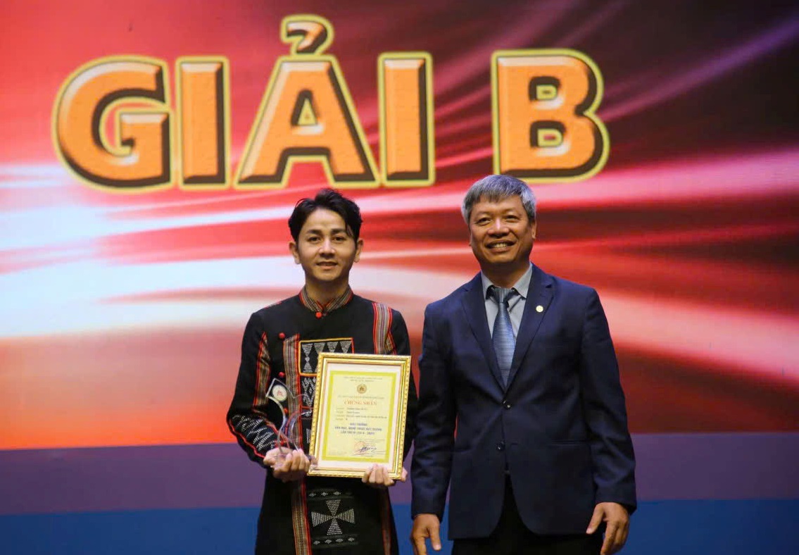 Chàng trai Cơ Tu đạt 2 giải thưởng văn học nghệ thuật- Ảnh 1. Chàng trai Cơ Tu đạt 2 giải thưởng văn học nghệ thuật- Ảnh 1.