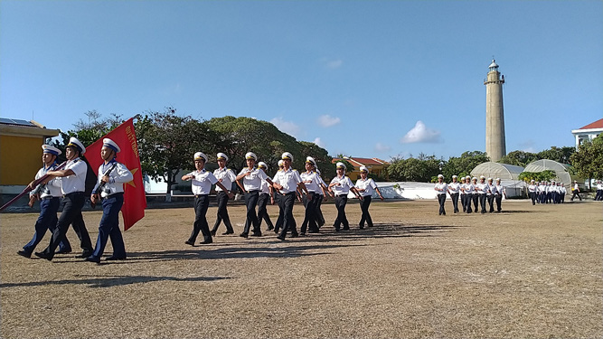 Chào cờ trên Song Tử Tây - Ảnh 1. Chào cờ trên Song Tử Tây - Ảnh 1.