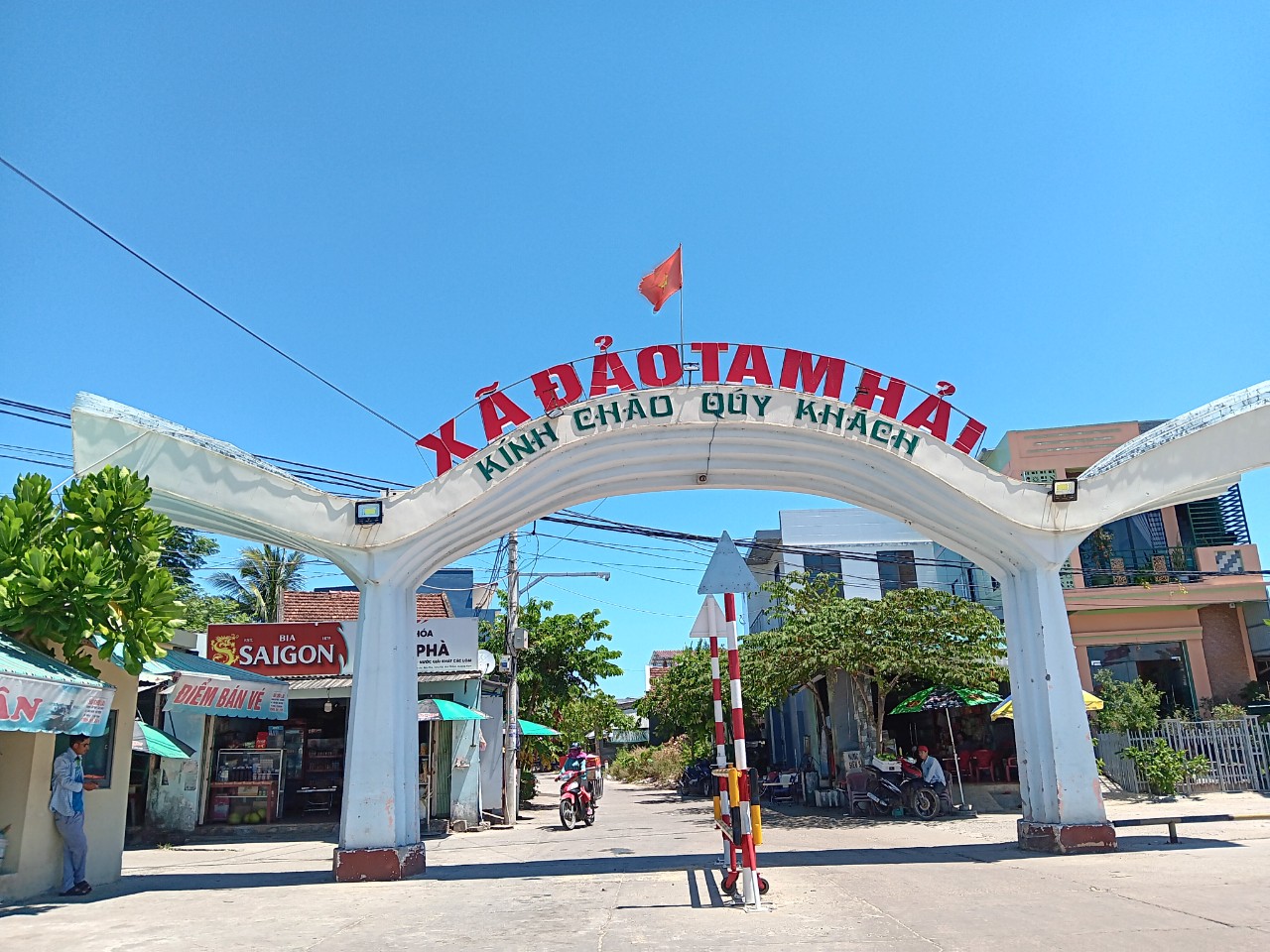 Chìm phà ở xã đảo Tam Hải, 14 người may mắn thoát nạn- Ảnh 1. Chìm phà ở xã đảo Tam Hải, 14 người may mắn thoát nạn- Ảnh 1.