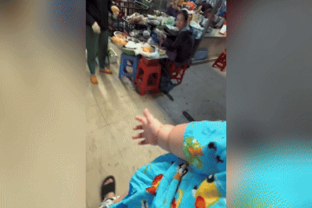 Chợ ế ẩm, tiểu thương vẫn cười lớn vì hành động của bé trai bụ bẫm - 1 Chợ ế ẩm, tiểu thương vẫn cười lớn vì hành động của bé trai bụ bẫm - 1
