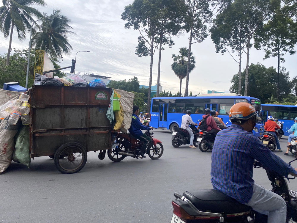 Cùng với chính sách hỗ trợ để người thu gom rác chuyển đổi phương tiện, việc có phương tiện thu gom phù hợp với các hẻm nhỏ được kỳ vọng góp phần cho mỹ quan đô thị. Ảnh: QUỐC ANH Cùng với chính sách hỗ trợ để người thu gom rác chuyển đổi phương tiện, việc có phương tiện thu gom phù hợp với các hẻm nhỏ được kỳ vọng góp phần cho mỹ quan đô thị. Ảnh: QUỐC ANH