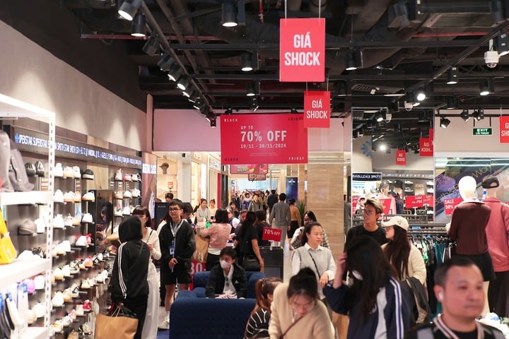 Chuỗi Vincom 'bùng nổ' với gần 2 triệu lượt khách đến trong 3 ngày Black Friday - 1