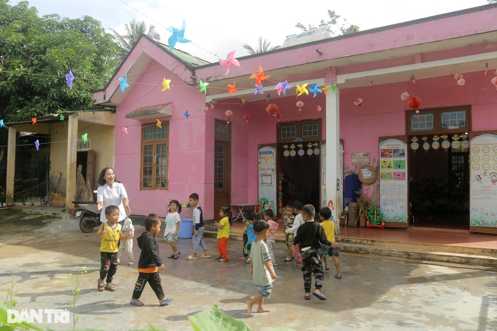 Cô giáo vùng cao ngày lên lớp, tối may quần áo tặng học trò - 1 Cô giáo vùng cao ngày lên lớp, tối may quần áo tặng học trò - 1