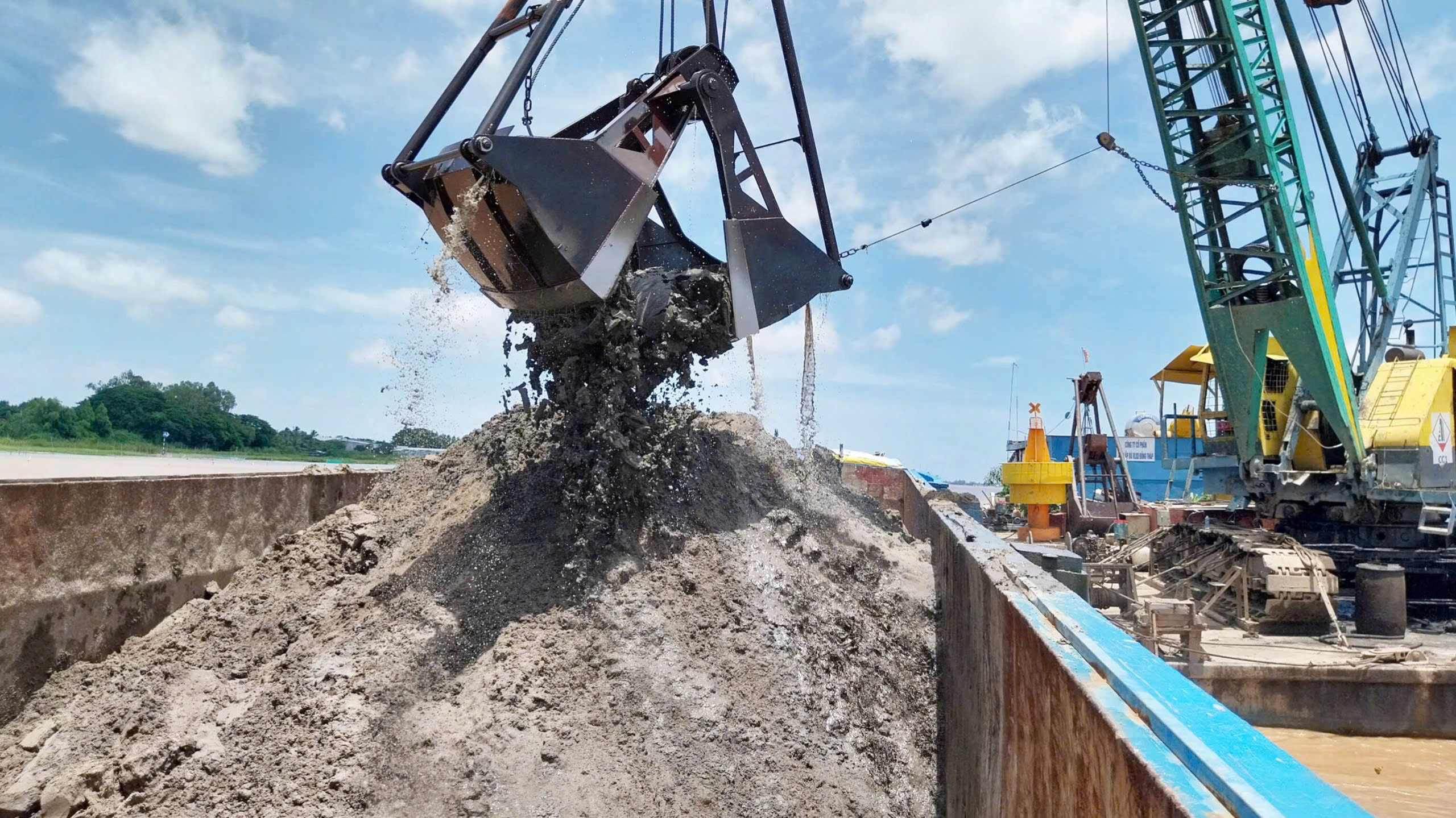 Công suất khai thác chưa đáp ứng yêu cầu, 6 dự án giao thông phía Nam vẫn thiếu cát- Ảnh 1. Công suất khai thác chưa đáp ứng yêu cầu, 6 dự án giao thông phía Nam vẫn thiếu cát- Ảnh 1.