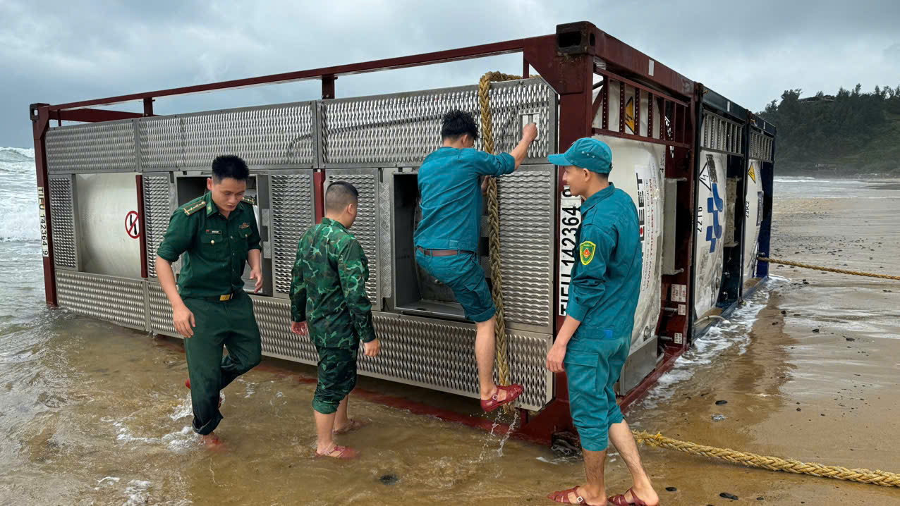 Công ty ở TP.HCM nhận là chủ ba bồn chứa dạt vào bờ biển Quảng ngãi - Ảnh 1.
