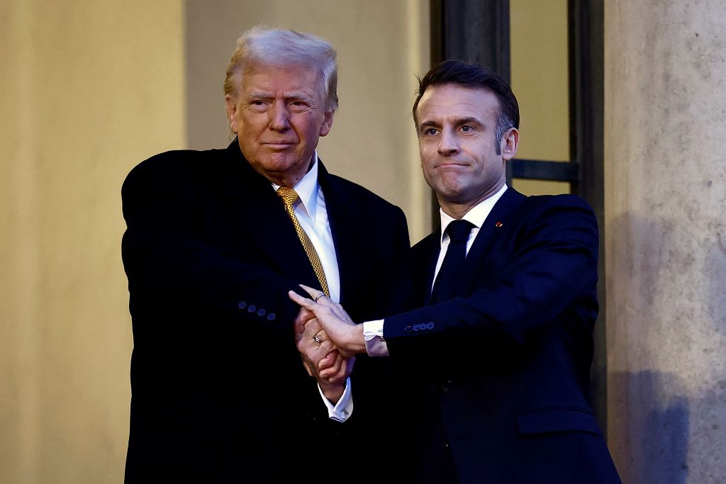 'Cuộc so kè' bắt tay của ông Trump và ông Macron- Ảnh 1. 'Cuộc so kè' bắt tay của ông Trump và ông Macron- Ảnh 1.