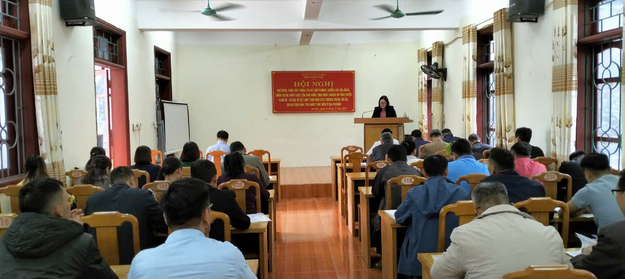 Các đại biểu, Người có uy tín trên địa bàn huyện Đà Bắc tham gia lớp tập huấn do Phòng Dân tộc huyện Đà Bắc tổ chức. Các đại biểu, Người có uy tín trên địa bàn huyện Đà Bắc tham gia lớp tập huấn do Phòng Dân tộc huyện Đà Bắc tổ chức.