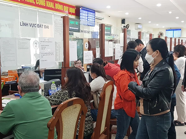 Lượng người đến giao dịch về đất đai tại bộ phận “một cửa” trung tâm hành chính các quận, huyện tăng lên rất nhiều so với hồi nửa đầu năm 2024 về trước. Lượng người đến giao dịch về đất đai tại bộ phận “một cửa” trung tâm hành chính các quận, huyện tăng lên rất nhiều so với hồi nửa đầu năm 2024 về trước.