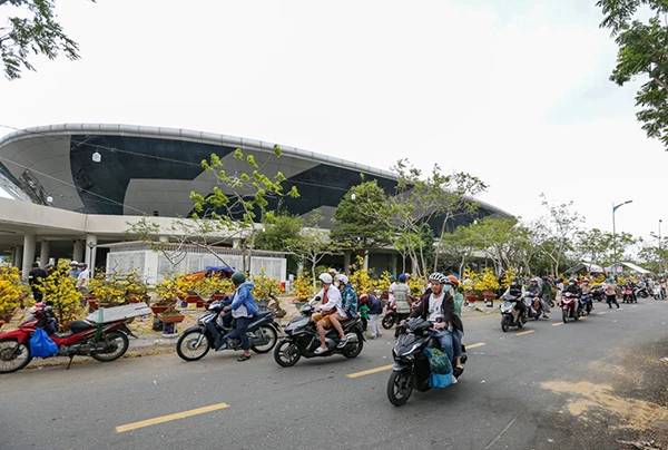 Chợ hoa Tết Ất Tỵ 2025 của TP Đà Nẵng sẽ tiếp tục mở tại khu vực xung quanh Cung thể thao Tiên Sơn. Chợ hoa Tết Ất Tỵ 2025 của TP Đà Nẵng sẽ tiếp tục mở tại khu vực xung quanh Cung thể thao Tiên Sơn.
