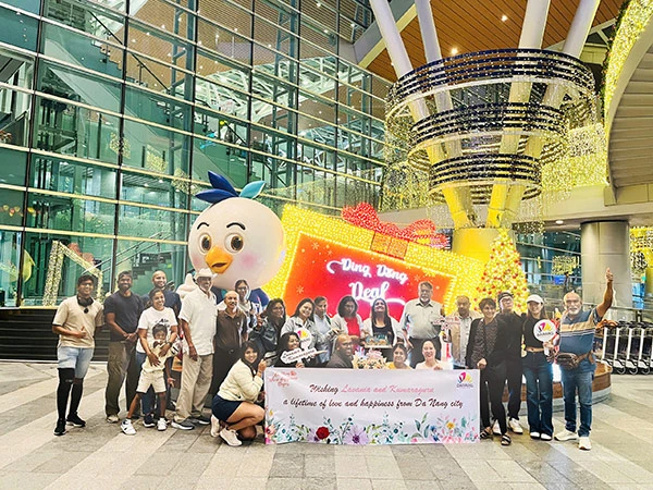 Chào đón đám cưới của cô dâu Lavania và chú rể Kuramaguru (Malaysia) tại sân bay quốc tế Đà Nẵng. Chào đón đám cưới của cô dâu Lavania và chú rể Kuramaguru (Malaysia) tại sân bay quốc tế Đà Nẵng.
