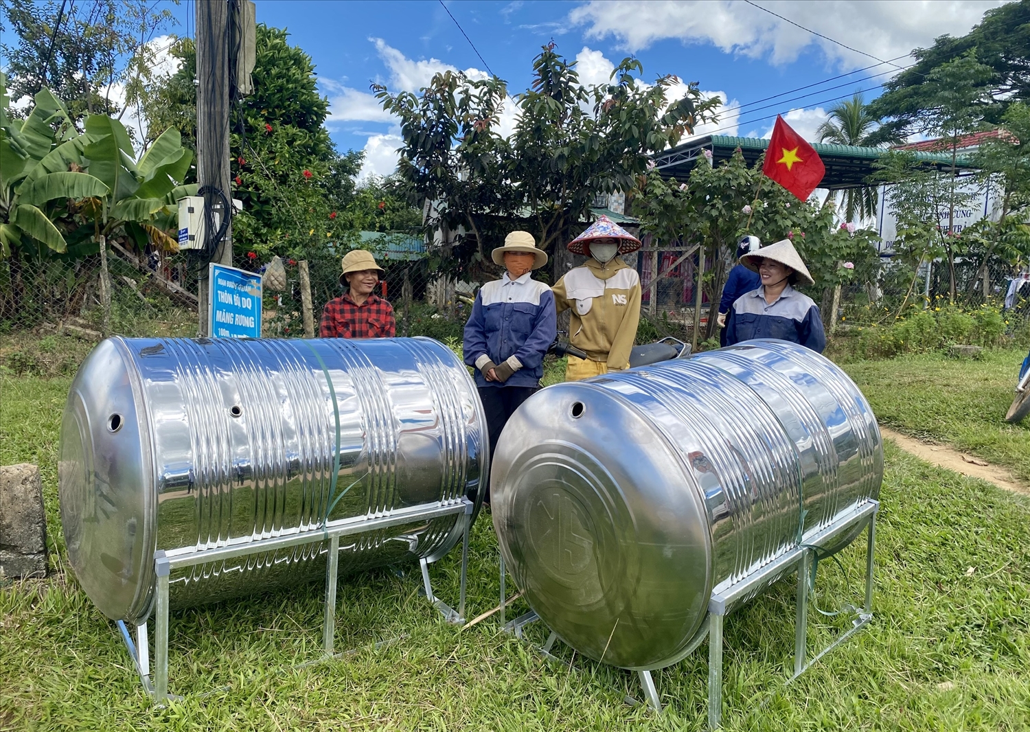 Các hộ đồng bào DTTS nghèo ở thôn Măng Rương, xã Văn Lem, huyện Đăk Tô được hỗ trợ bồn nước sinh hoạt Các hộ đồng bào DTTS nghèo ở thôn Măng Rương, xã Văn Lem, huyện Đăk Tô được hỗ trợ bồn nước sinh hoạt