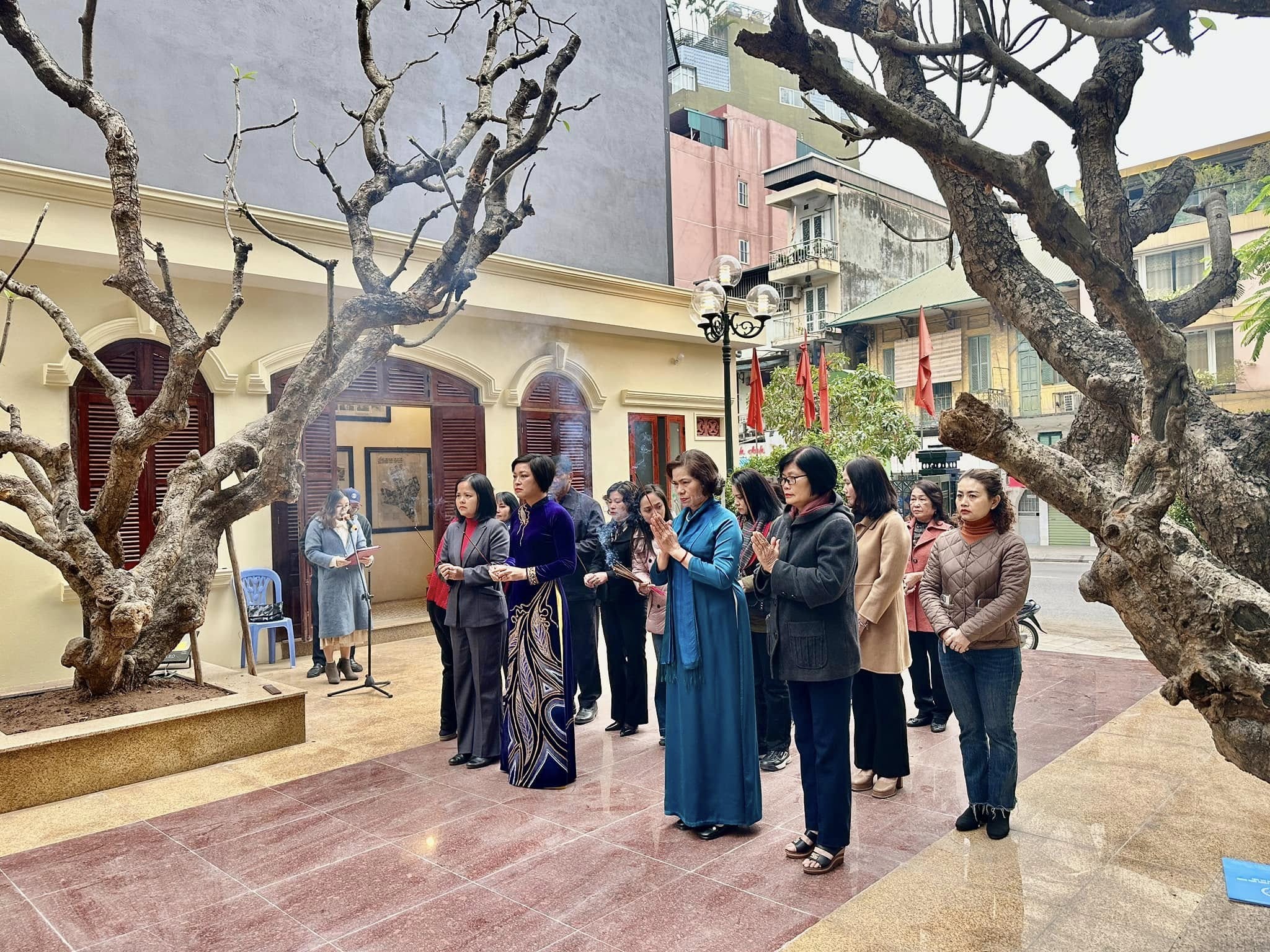 Dâng hương, cầu siêu tưởng nhớ đồng bào và anh hùng liệt sĩ hy sinh bảo vệ Hà Nội