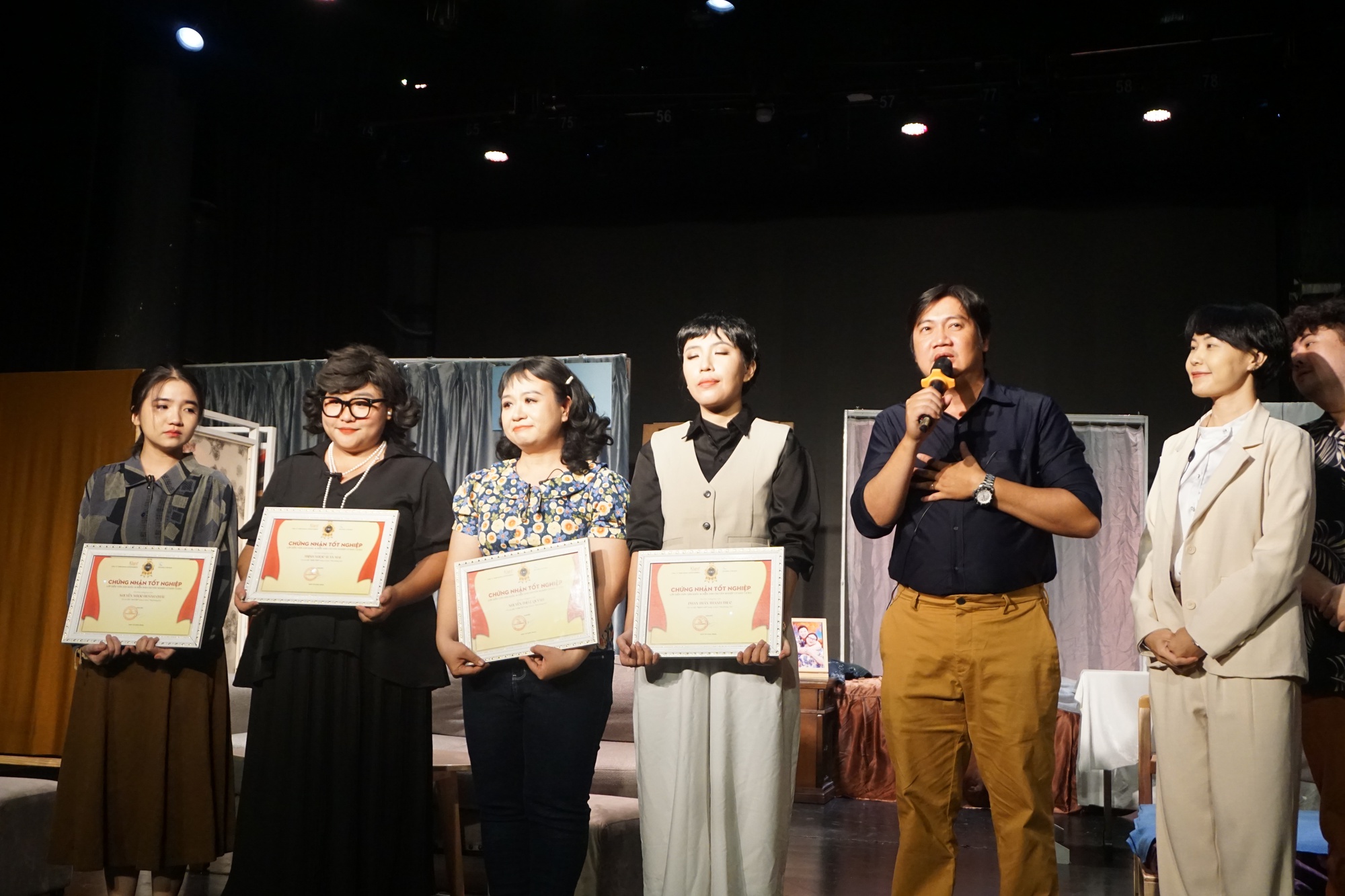 Đạo diễn NSƯT Vũ Xuân Trang đưa kịch đồng tính nữ lên sân khấu Đạo diễn NSƯT Vũ Xuân Trang đưa kịch đồng tính nữ lên sân khấu