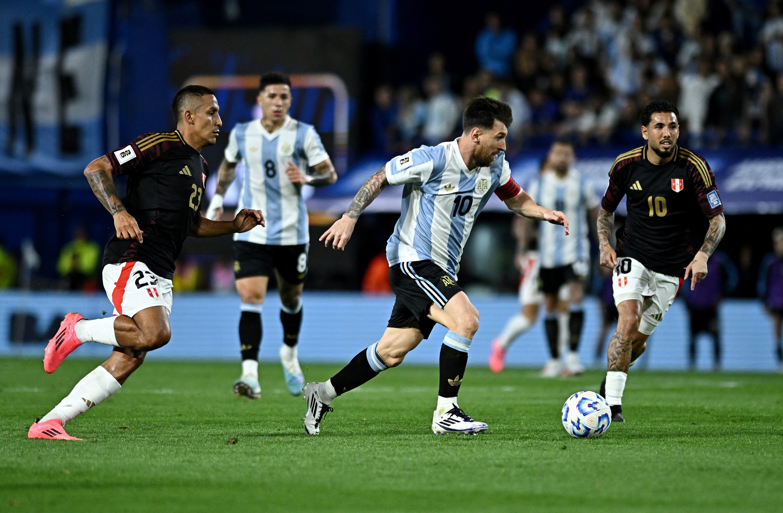 Messi cũng sở hữu những đôi giày đậc biệt dành riêng cho mình, nhưng anh vẫn háo hức trước món quà của David Beckham Messi cũng sở hữu những đôi giày đậc biệt dành riêng cho mình, nhưng anh vẫn háo hức trước món quà của David Beckham