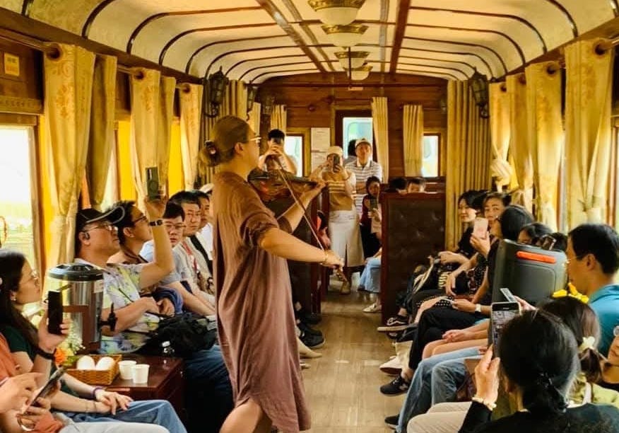 Đi tàu cổ dịp Festival hoa Đà Lạt được xem biểu diễn âm nhạc miễn phí- Ảnh 1. Đi tàu cổ dịp Festival hoa Đà Lạt được xem biểu diễn âm nhạc miễn phí- Ảnh 1.