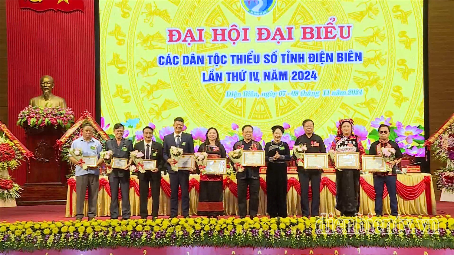 Điện Biên tổ chức thành công Đại hội Đại biểu các DTTS cấp huyện, cấp tỉnh lần thứ IV năm 2024. (Trong ảnh: Thứ trưởng, Phó Chủ nhiệm Ủy ban Dân tộc Nông Thị Hà trao Bằng khen của Bộ trưởng, Chủ nhiệm Ủy ban Dân tộc và Kỷ niệm chương “Vì sự nghiệp phát triển các dân tộc” cho các cá nhân tại Đại hội Đại biểu các DTTS tỉnh Điện Biên lần thứ IV, tổ chức ngày 08/11/2024) Điện Biên tổ chức thành công Đại hội Đại biểu các DTTS cấp huyện, cấp tỉnh lần thứ IV năm 2024. (Trong ảnh: Thứ trưởng, Phó Chủ nhiệm Ủy ban Dân tộc Nông Thị Hà trao Bằng khen của Bộ trưởng, Chủ nhiệm Ủy ban Dân tộc và Kỷ niệm chương “Vì sự nghiệp phát triển các dân tộc” cho các cá nhân tại Đại hội Đại biểu các DTTS tỉnh Điện Biên lần thứ IV, tổ chức ngày 08/11/2024)