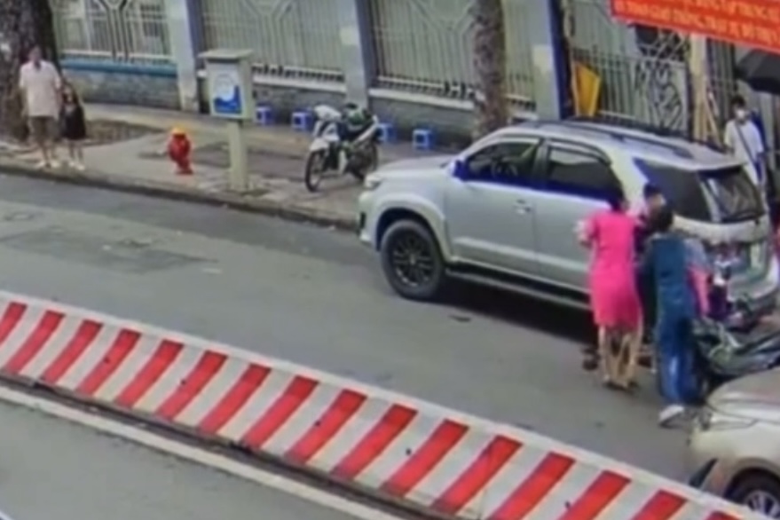 Điều tra nam tài xế hung hăng hành hung người đi đường trước Bệnh viện Từ Dũ- Ảnh 1. Điều tra nam tài xế hung hăng hành hung người đi đường trước Bệnh viện Từ Dũ- Ảnh 1.