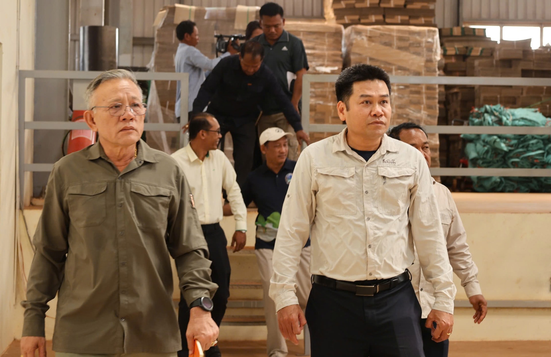 Ngài Hean Vanhorn (bên trái) tham quan Xưởng đóng gói Xí nghiệp Chuối DP2 2
