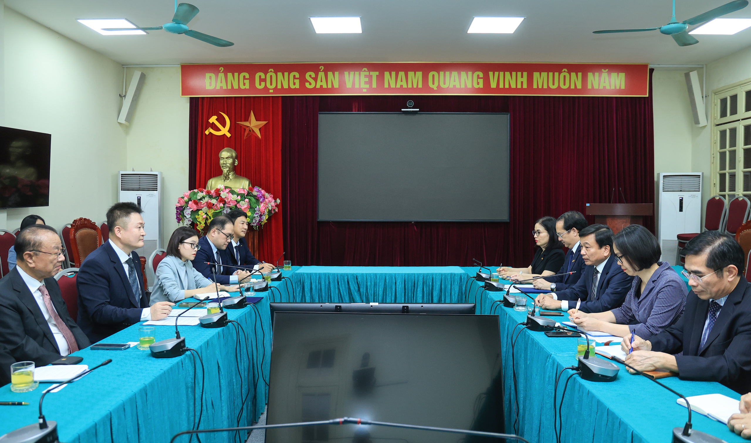 Doanh nghiệp Hàn Quốc muốn hợp tác phát triển đường sắt tốc độ cao Việt Nam- Ảnh 1. Doanh nghiệp Hàn Quốc muốn hợp tác phát triển đường sắt tốc độ cao Việt Nam- Ảnh 1.