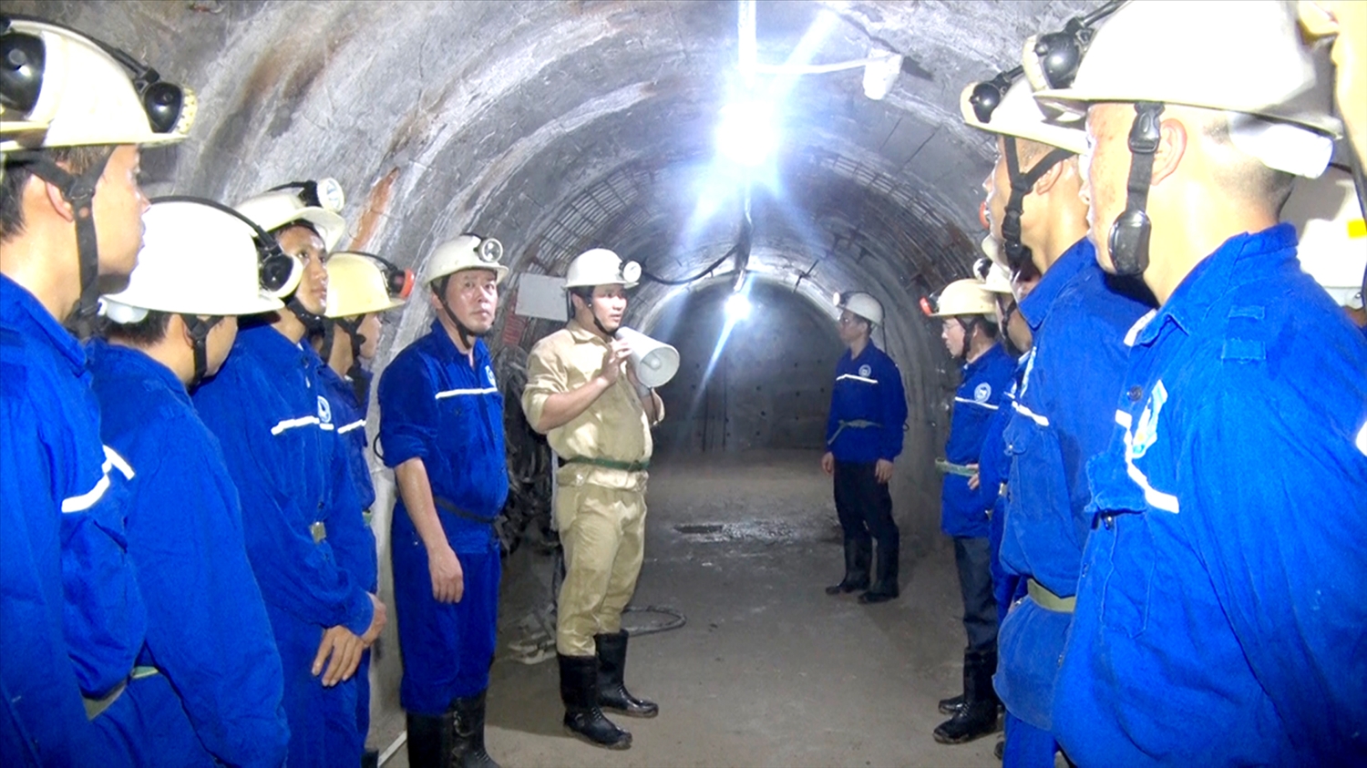 Đoàn công tác huyện Đồng Văn tham quan, nắm bắt môi trường học tập và làm việc tại Trường Cao đẳng Than – Khoáng sản Việt Nam. Ảnh: Thiện Ngay Đoàn công tác huyện Đồng Văn tham quan, nắm bắt môi trường học tập và làm việc tại Trường Cao đẳng Than – Khoáng sản Việt Nam. Ảnh: Thiện Ngay