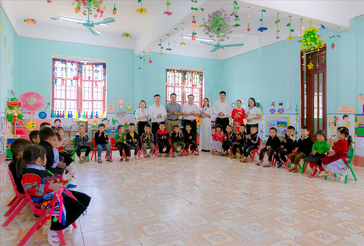 Cán bộ Sở VHTTDL tỉnh Hà Giang; Phòng Lao động TB&XH huyện Đồng Văn thăm hỏi, động viện cô trò Trường mầm non xã Lũng Cú Cán bộ Sở VHTTDL tỉnh Hà Giang; Phòng Lao động TB&XH huyện Đồng Văn thăm hỏi, động viện cô trò Trường mầm non xã Lũng Cú