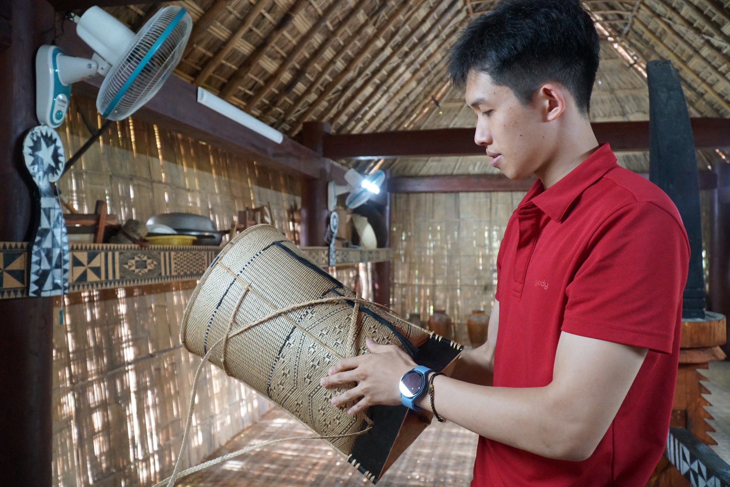 Du khách thích thú sản phẩm thủ công truyền thống của người Ba Na- Ảnh 1. Du khách thích thú sản phẩm thủ công truyền thống của người Ba Na- Ảnh 1.