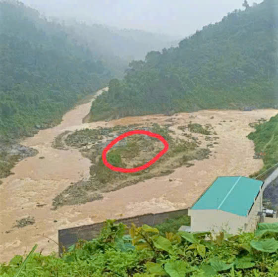 Quảng Nam: Dùng ròng rọc vượt lũ, cứu 4 người dân mắc kẹt giữa sông- Ảnh 1. Quảng Nam: Dùng ròng rọc vượt lũ, cứu 4 người dân mắc kẹt giữa sông- Ảnh 1.