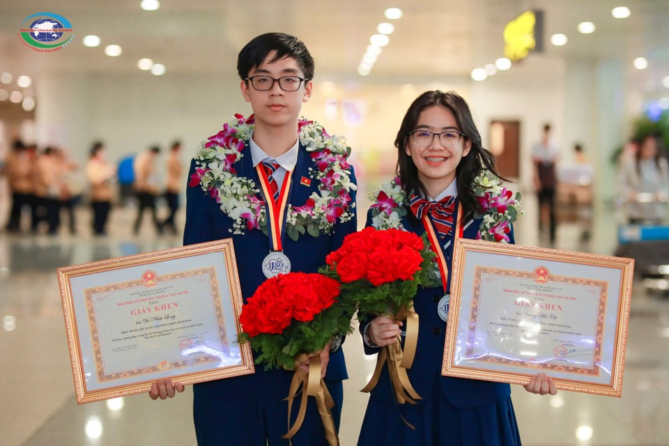 Vũ Nhật Long và Vương Hà Chi - hai học sinh lớp 10G0 Trường THCS - THPT Newton nhận giấy khen của Giám đốc Sở GD&ĐT Hà Nội vì thành tích đoạt Huy chương Bạc tại Olympic Khoa học trẻ (IJSO) 2024.