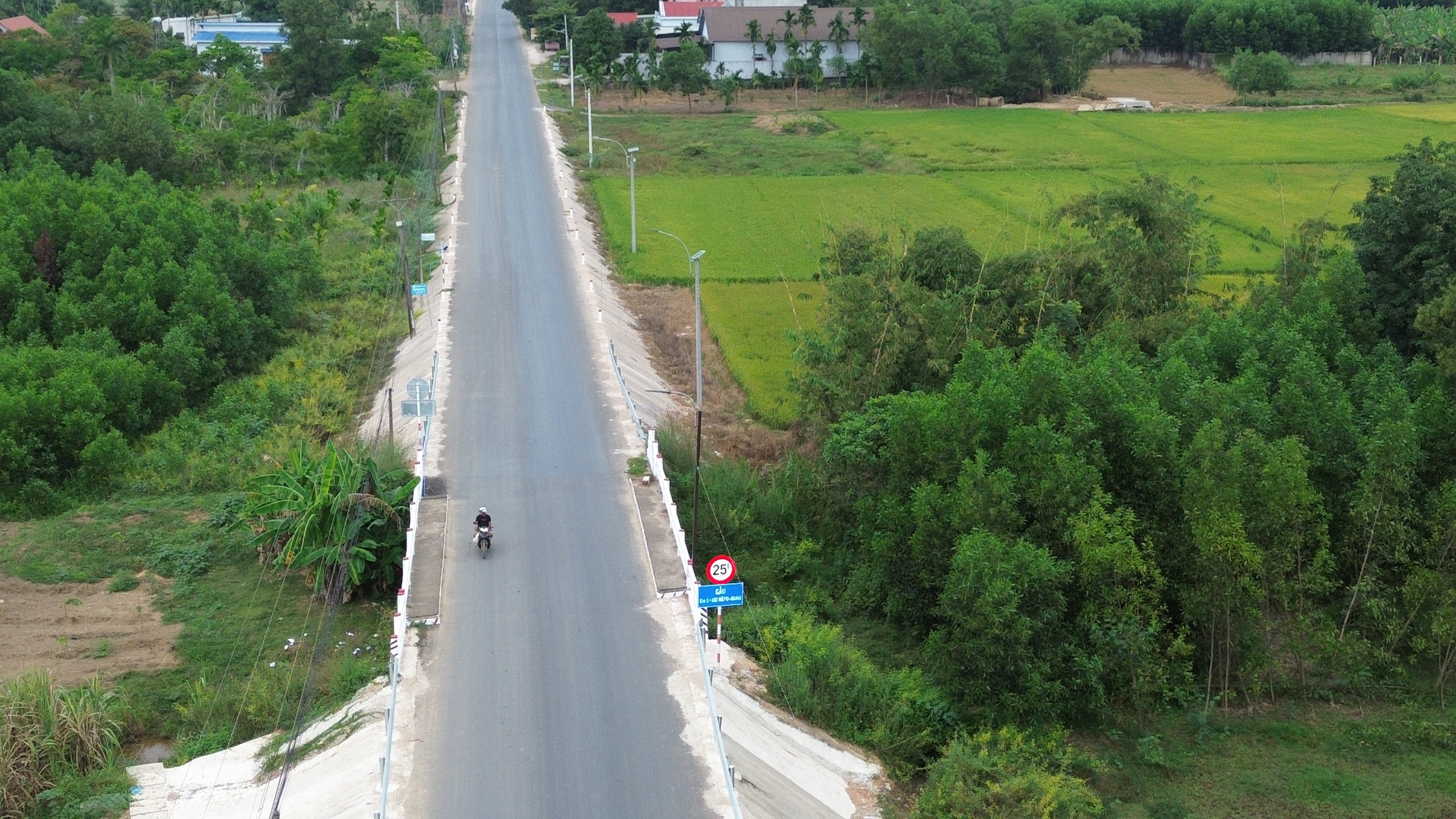 Đường kết nối Bình Thuận - Đồng Nai vượt tiến độ, thông xe trước tết Nguyên đán 2025- Ảnh 4. Đường kết nối Bình Thuận - Đồng Nai vượt tiến độ, thông xe trước tết Nguyên đán 2025- Ảnh 4.